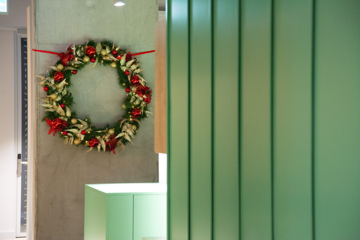 Wreath - Timeless Tradition - Image 2